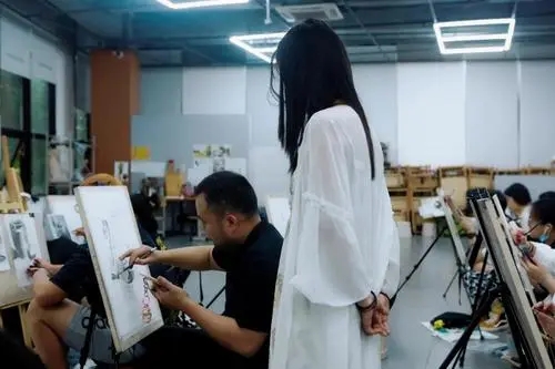 畫室里為何總爆出戀情?女孩子如何保護自己呢?2